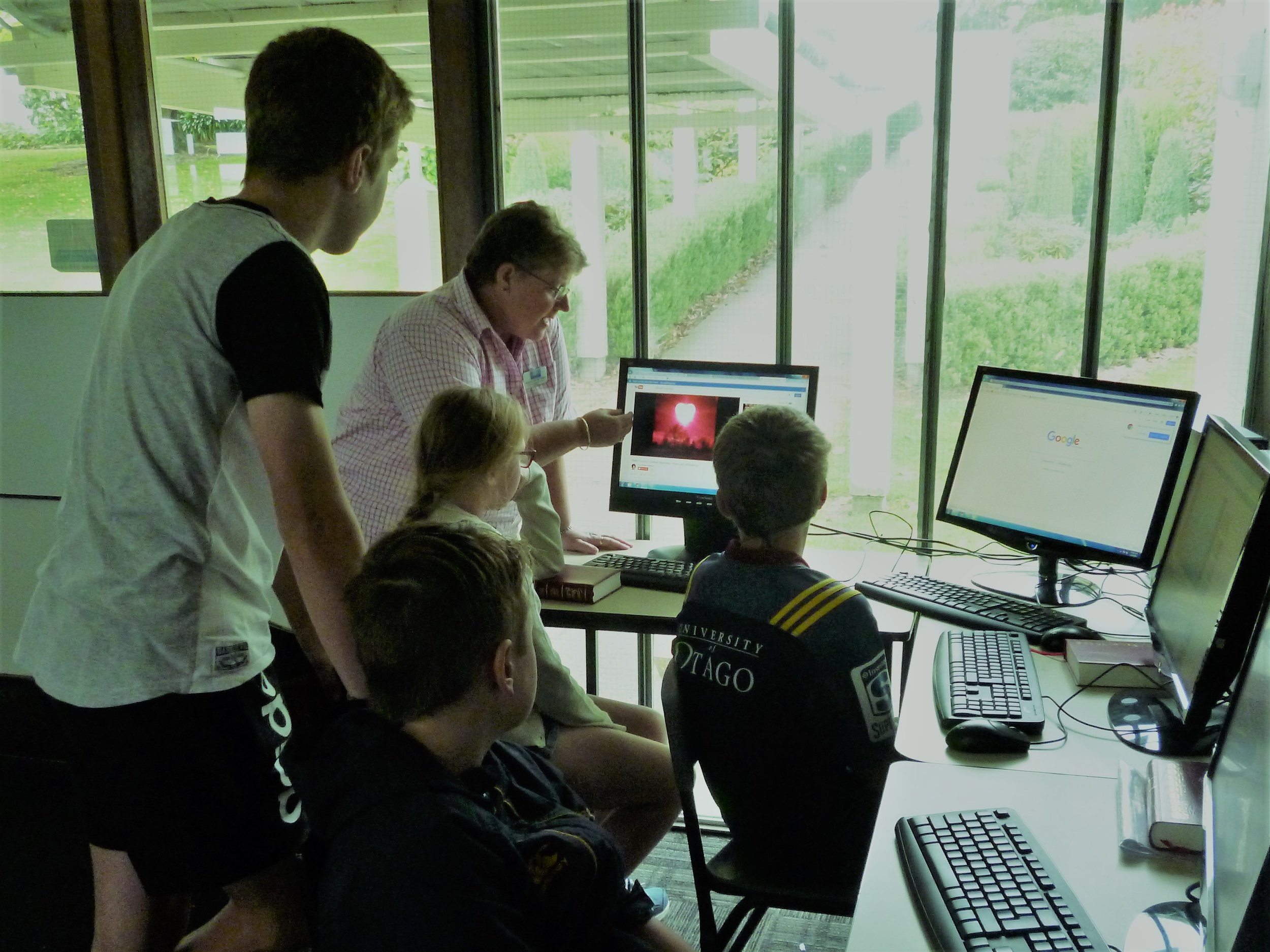 Katrina van de Water, CEO Advisor, supported by Gianluca Frei, guides Alex Mackay, Kayla Barker and Andrin Frei through an on-line prayer format.