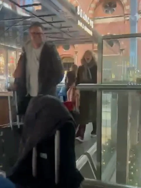 🇫🇷 WHAT A WEEKEND 🥖 
1. Le Surprise 🎉 @sophiescull 
2. How to clear out a Eurostar carriage&hellip;
3. Le Surprise Deuxieme: #soireebus @cjscull nails it 
4. SOPHIE SCULL IS 40! (And the Arch De Triumph)
5. Une tiny baguette
6. 🎶 Happy Birthday 