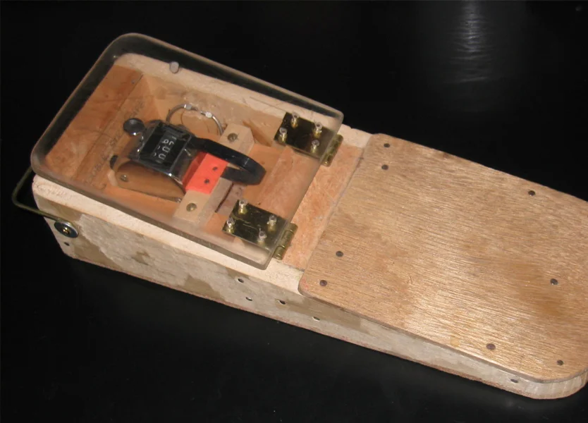  Foot counter for counting glued pieces. 