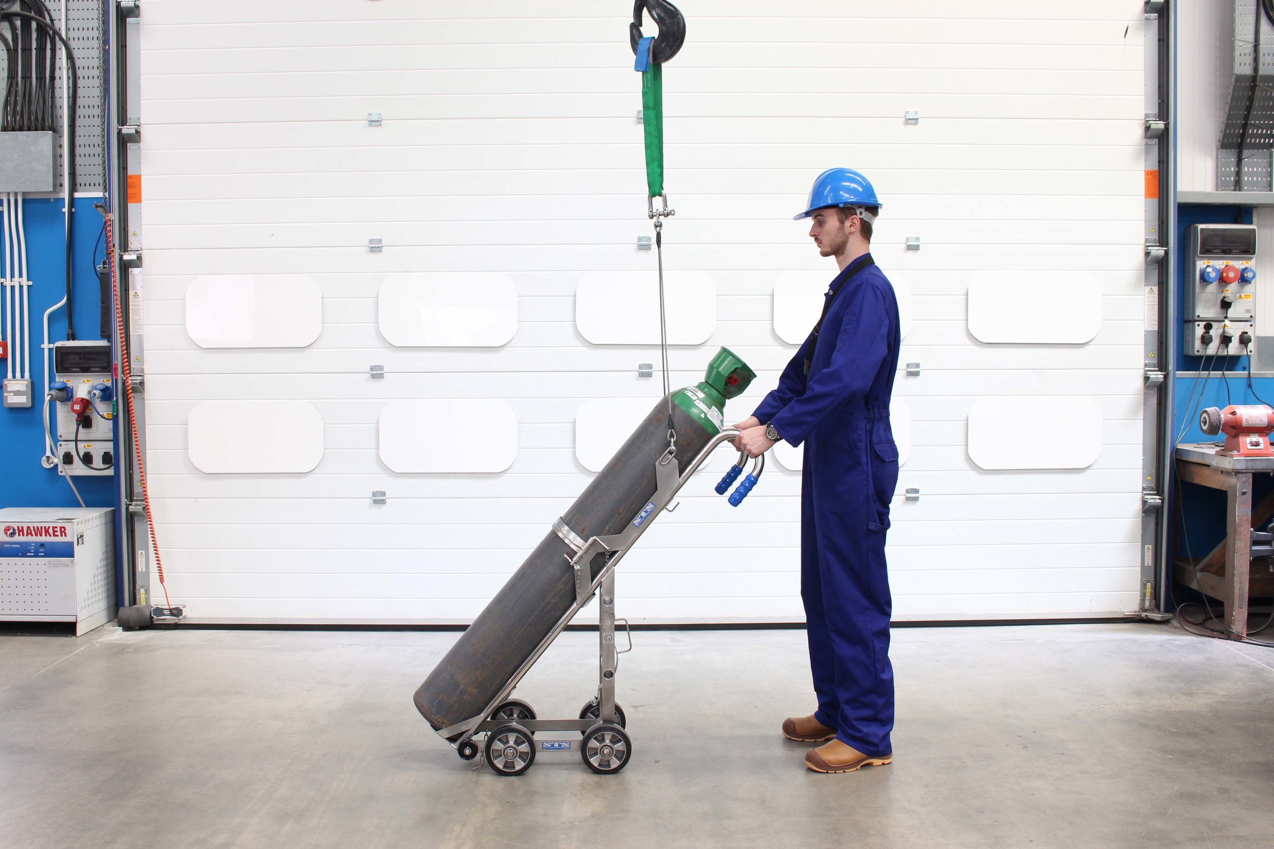 Operator is ready to lift a gas bottle with the Gas Cylinder hand truck with Lifting Hoist 