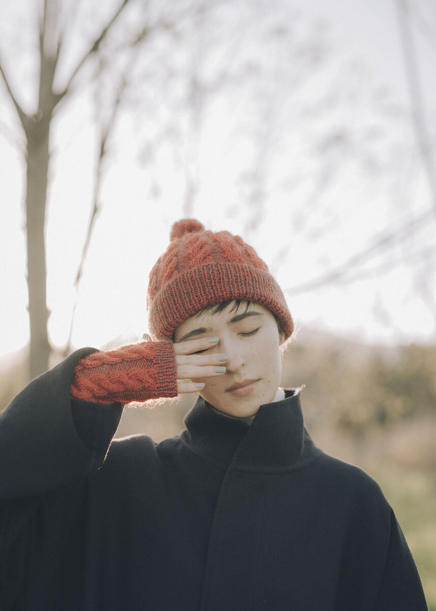 Picture of Spiral Hat and Fingerless Mitts. Photography by Masahiro Shimazaki for amirisu.