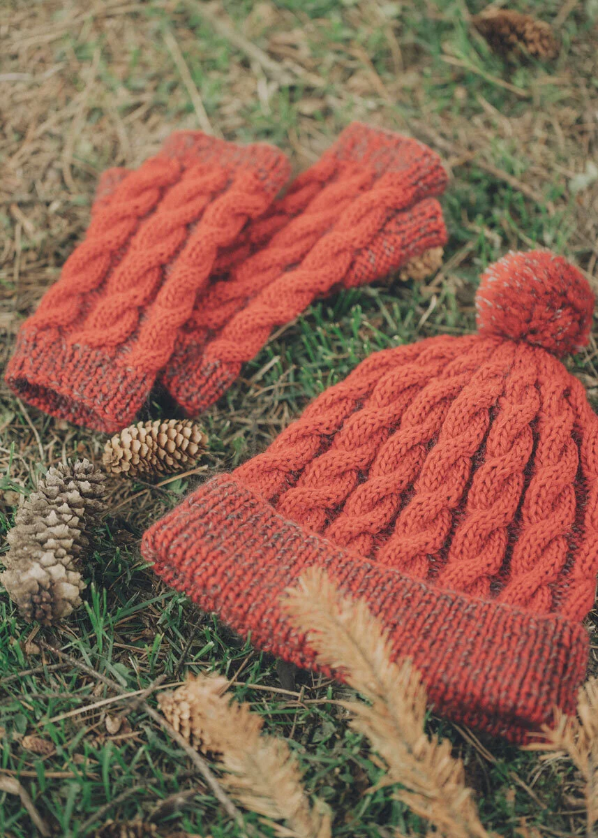 Picture of Spiral Hat and Fingerless Mitts. Photography by Masahiro Shimazaki for amirisu.