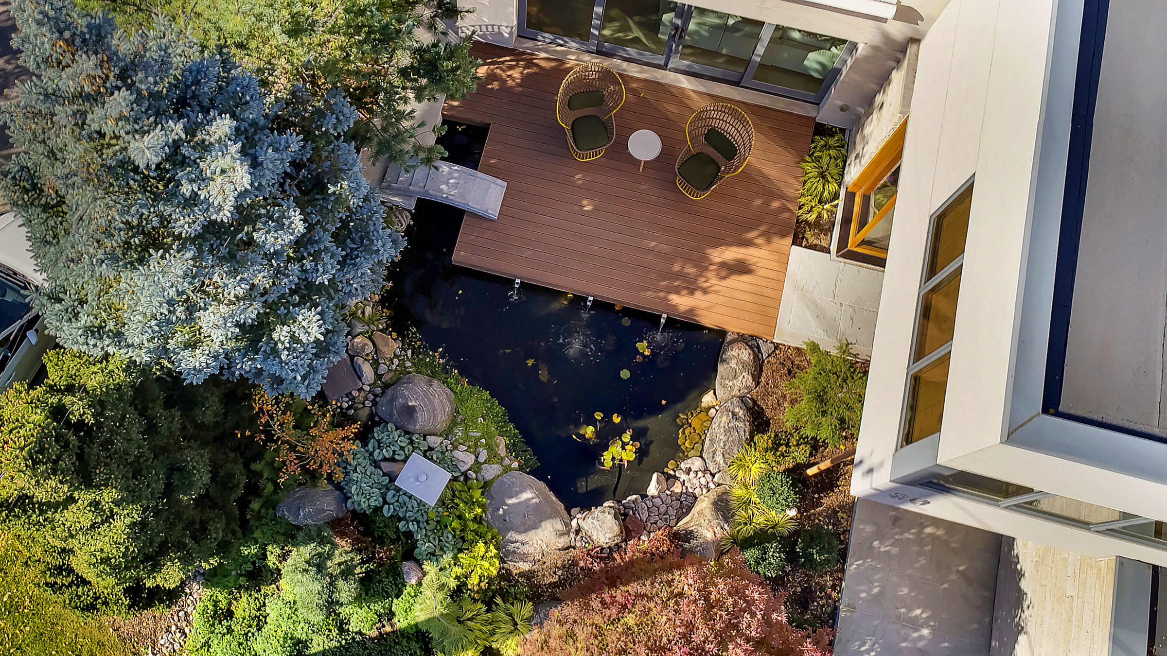 From overhead, it can be seen how the form of the space influences the design.