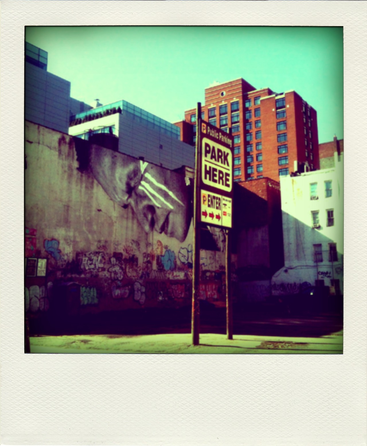 instantanedevelours:

New York I Love You (but you’re bringing me down)

its so refreshing to see an actual polaroid. instagram ruined photography.