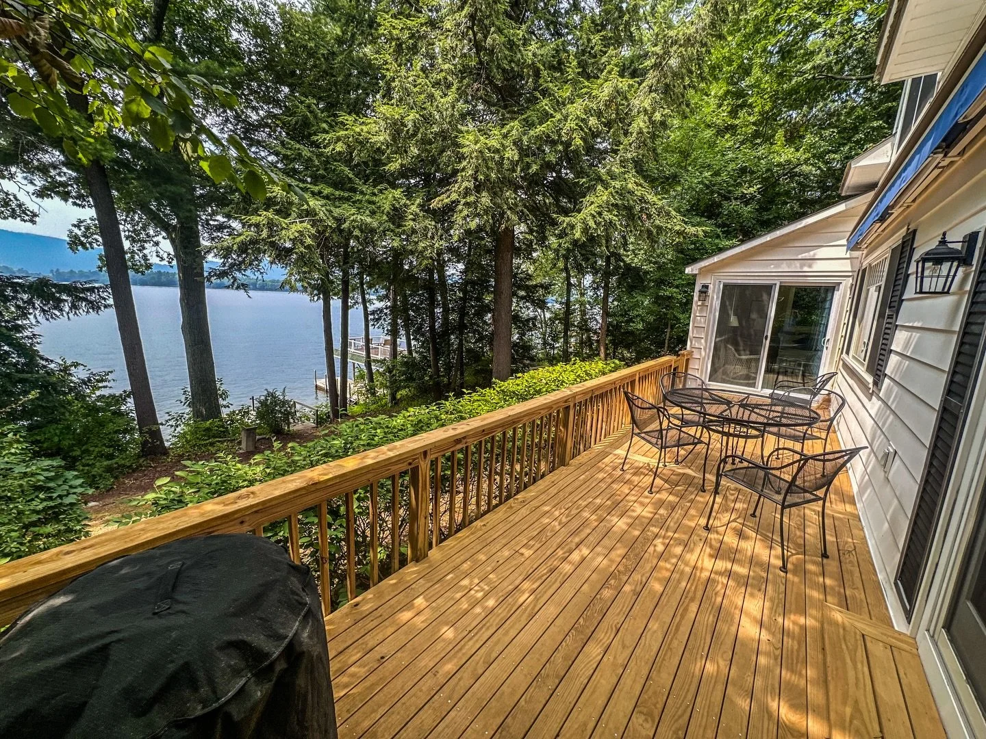 🌅 Sunset Shores on Cleverdale 🌊
Cleverdale, NY | Lake George

Wake up to lake views and end your days with unforgettable sunsets at Sunset Shores on Cleverdale. This charming Lake George getaway is perfect for families or friends looking to relax a