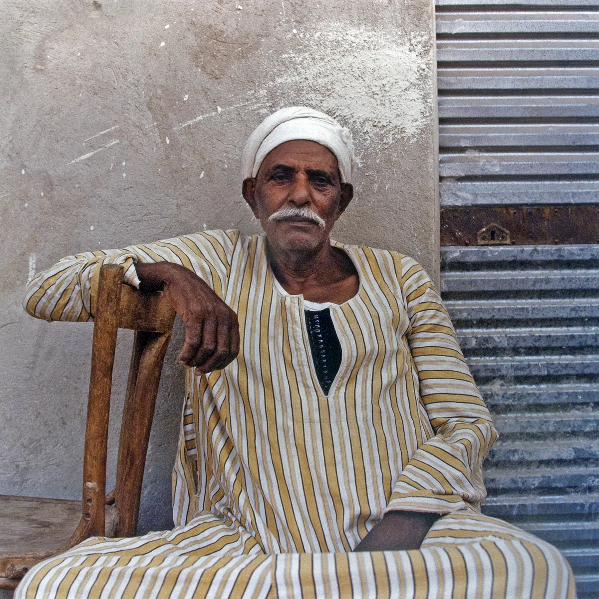 man in stripped jalaba.jpg