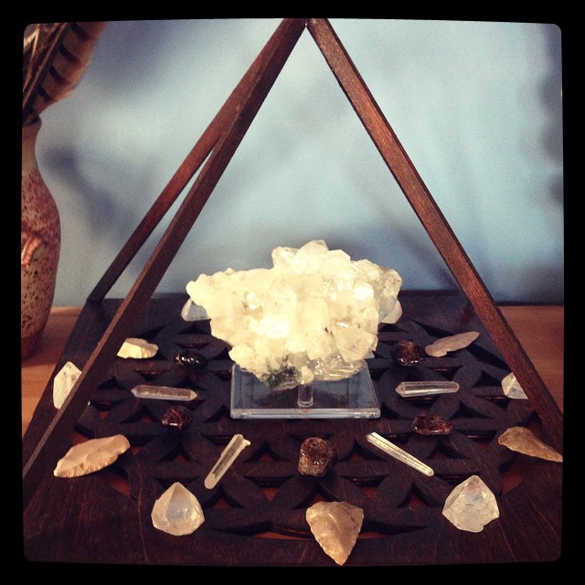  apophyllite grid with garnet, clear quartz, and white arrowheads. 