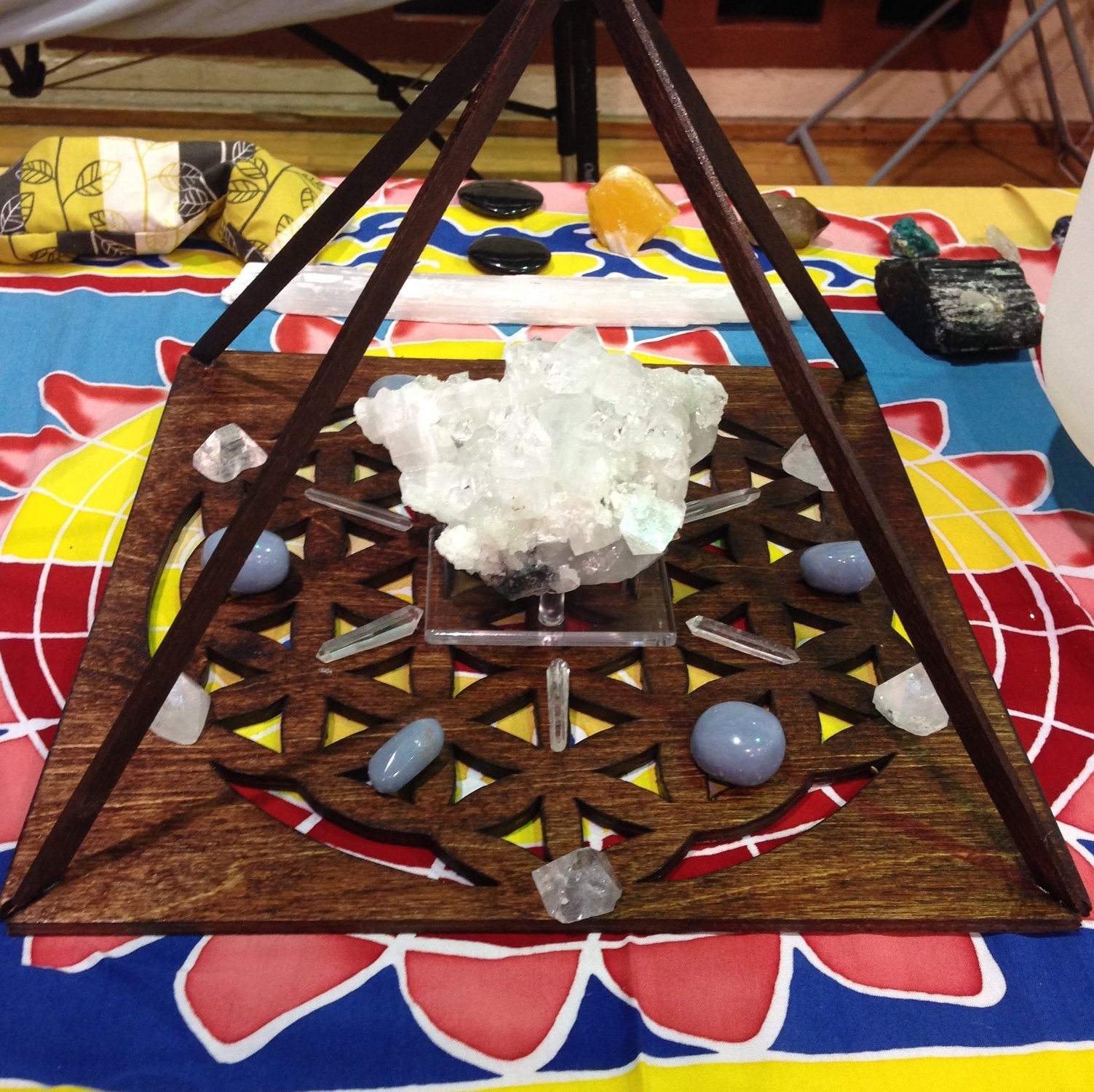 High vibration grid for upper chakra work at the Spirit of Oneness Expo. Includes apophyllite, angelite and clear quartz. 