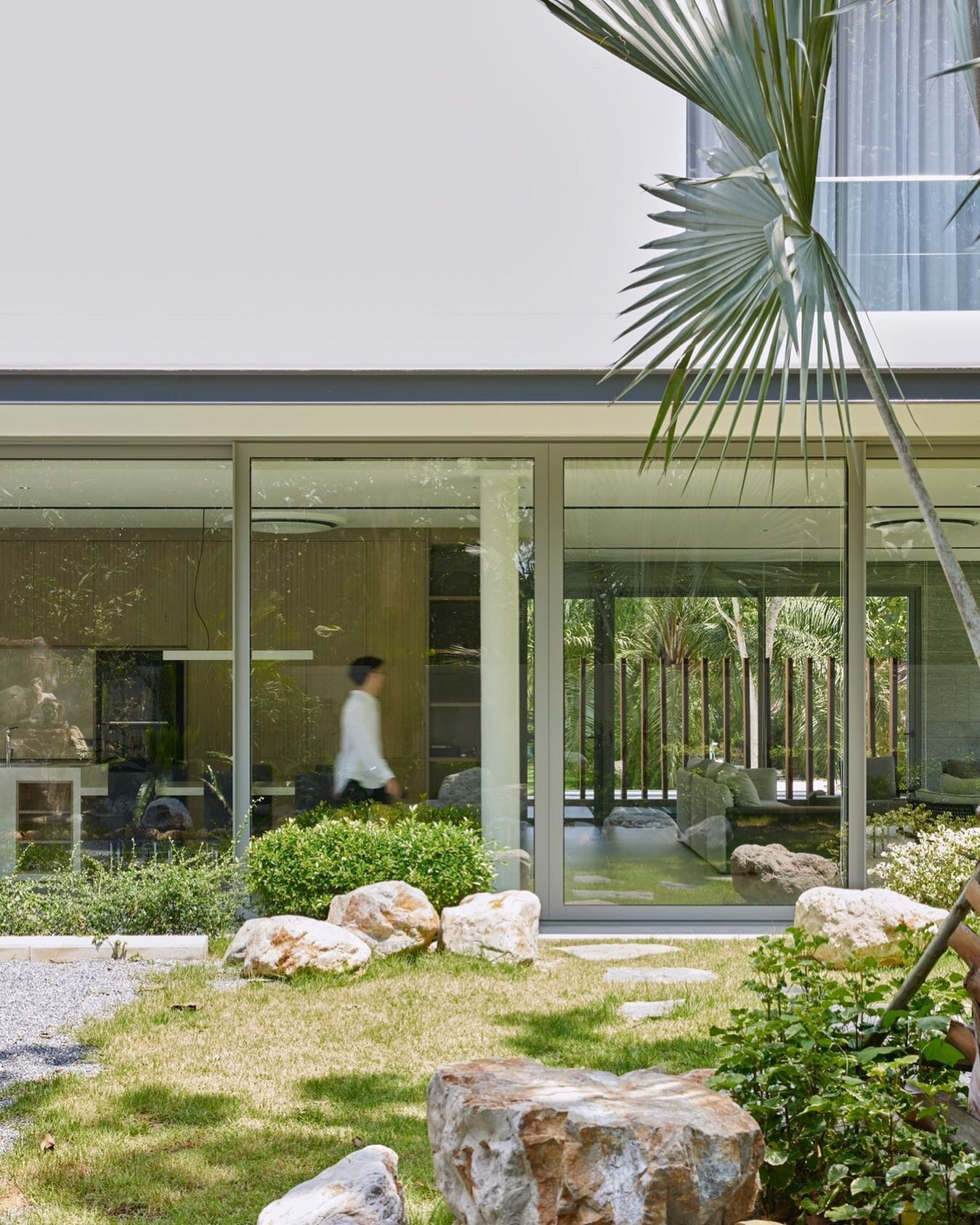 Large glass door panel surround the first storey living area, connecting all the surrounding landscape. 🌳🌳🦖 
&mdash;
#A01pl #A01bannpruresidence