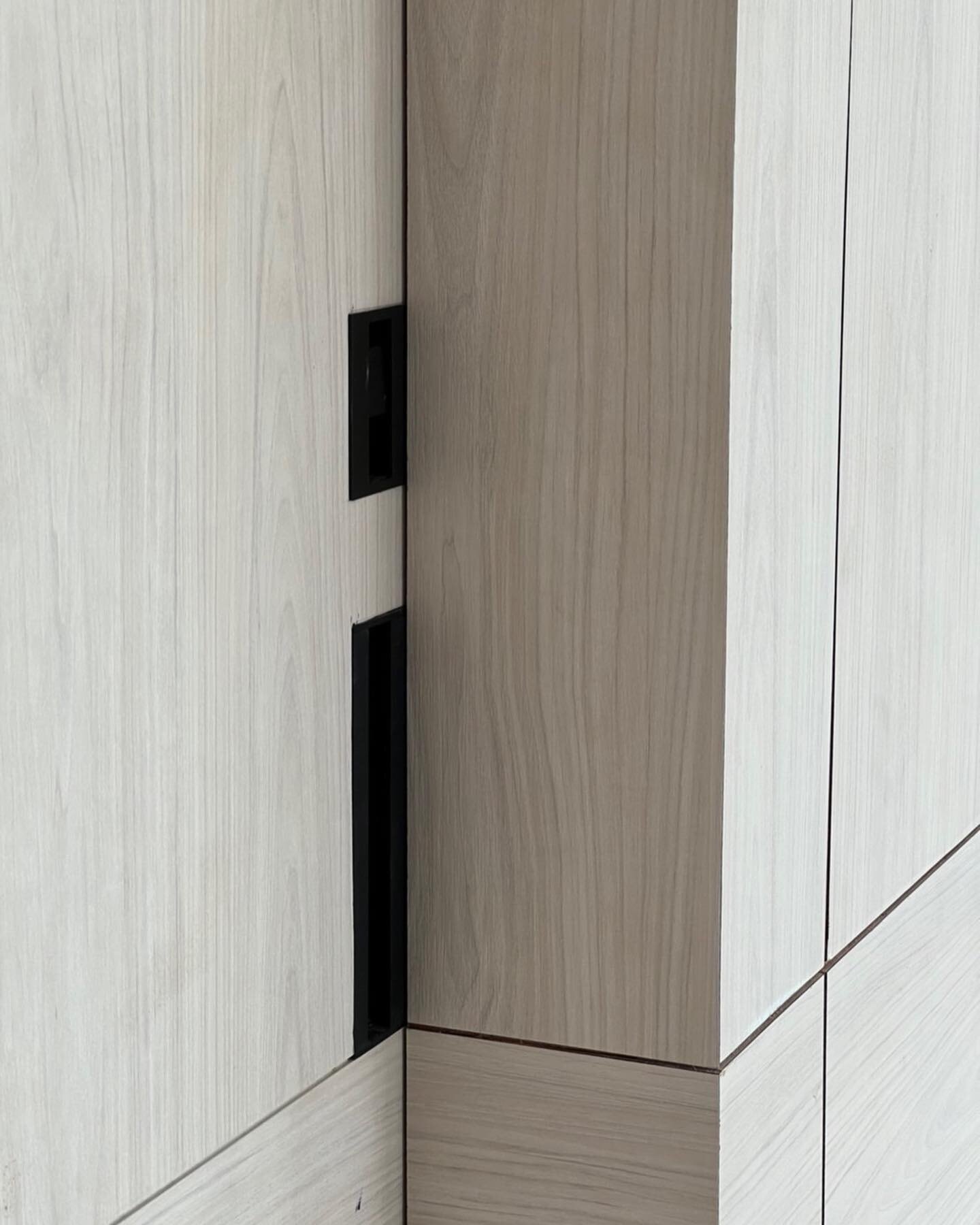 Perfectly aligned - flushed sliding door handle with lock set. God is in the detail. #detail #a01inprogress #A01PKKresidence