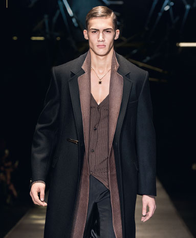 VERSACE BOUTIQUE NEUARTIGE LEICHTIGKEIT und tragbarer Luxus. Die Opulenz von Versace lässt sich perfekt in den Street Style umsetzen und ermöglicht ausdrucksstarke Mode sowohl für den Alltag als auch für glamouröse Auftritte. Die Materialien sind breit gefächert von Denim bis hin zu Leder, Bast und Metall. Zu entdecken gibt es die neue Kollektion in der exklu-siven Versace Boutique im Trattnerhof. A NEW LIGHTNESS and wearable luxury: the opulence of Versace is a perfect complement to modern street style. Discover the fantastic new collection at the exclusive Versace Boutique in Trattnerhof. 1010 Wien, Trattnerhof 1 www.versace.com