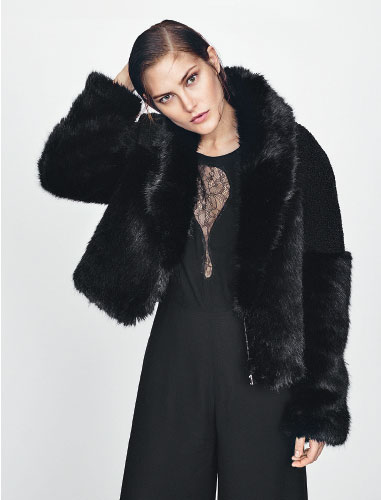 H&M FESTLICHES mit Wow-Effekt bei H&M. Mit der aktuellen Winter-Kollektion bringt H&M Eleganz und Glamour in kalte Tage. Samt feiert sein Comeback. Glänzender Satin, schimmernde Pailletten, Fake Fur und durchscheinende Spitze kreieren einen festlichen Look. Das perfekte Make-up zum winterlichen Outfit gibt es mit der neuen Kosmetik-Linie von H&M. WITH ITS latest collection, H&M adds elegance and glamour to cold winter days. Velvet, satin, fake fur and transpar-ent lace create a festive look. Check out the new H&M make up line! 1010 Wien, Am Graben 8 www.hm.com