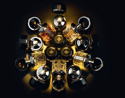 LE PARFUM IM DEZENTEN AMBIENTE von urban-coolem Rokoko ver-zaubern edle und limitierte Kostbarkeiten der Parfum Haute Couture neben exklusiven, mondänen, aber auch witzigen und lustvollen Duftkreationen aus aller Welt, wie jenen von Ramon Monegal, der eine erstaunliche Fertigkeit im Umgang mit den komplexesten und kostspieligsten Ingredienzen beherrscht. THE SUBTLE, URBAN-ROCOCO ambience of Le Perfum provides a perfect background for the world’s most complex and exquisite, witty and charming scents and perfume editions. www.leparfum.at