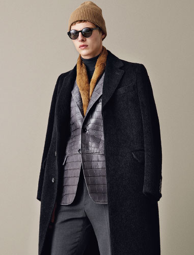 BALLY IN DER EXKLUSIVEN BOUTIQUE am Graben präsentiert Bally Schuhe, Taschen und seine höchst luxuriöse Ready-to-Wear-Kollektion. In den Bally-Kollektionen verschmilzt die meisterhafte Schweizer Handwerkskunst mit jener Art von zeit-genössischem Design, die jedem Look mü-helose Coolness verleiht. AT ITS exclusive Graben boutique, Bally presents shoes, bags, and its highly luxuri-ous ready-to-wear collection. In the Bally collections, masterful Swiss craftsmanship melts with the kind of contemporary design that adds effortless coolness to every look. 1010 Wien, Am Graben 12 www.bally.at