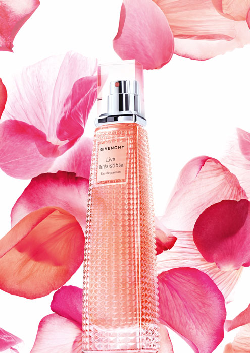 MARIONNAUD GIVENCHY und Marionnaud präsentieren »Live Irrésistible Eau de Parfum«, ein überraschendes Parfum mit dem nötigen Temperament! Die amerikanische Schau-spielerin Amanda Seyfried ist Botschaf-terin der Linie »Very Irrésistible« und im neuen Werbespot zu sehen. Exklusiv in allen Marionnaud Parfümerien und im Onlineshop erhältlich. GIVENCHY and Marionnaud present «Live Irrésistible Eau de Parfum», a sur-prising scent with a healthy amount of temperament! Exclusively available at Marionnaud stores and the online shop. 1010 Wien, Am Graben 7 marionnaud.at