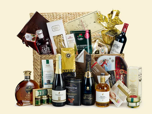 JULIUS MEINL AM GRABEN ist ein kulinarisches Gesamtkunstwerk und Österreichs erste Adresse für Gourmets und Genießer. Auf drei Etagen werden feinste Kulinarik und Lebensart aus aller Herren Länder in unvergleich-licher Atmosphäre geboten. A CULINARY WORK of art and a top address for gourmets: on three floors, Meinl am Graben assembles fine food from all over the world. 1010 Wien, Am Graben 19 www.meinlamgraben.at