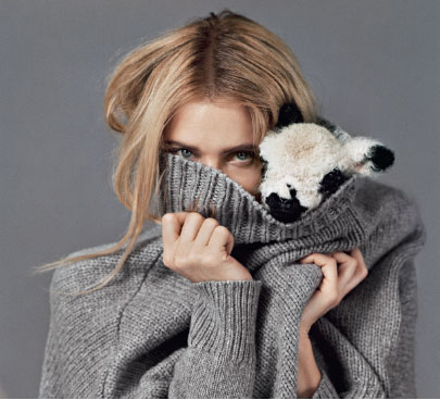MARC O`POLO »SENSE OF PLACE« ist das Credo der Herbst/Winter- Damenkollektion der Premium Modern Casual Marke MARC O’POLO; das Unternehmen entwickelt damit einen urbanen Stil weiter, der cool, casual und zeitgemäß zugleich ist. Woll-, Fell- und Shearling-ähnliche Qualitäten sowie weiche, abgerundete Oversized-Silhouetten verleihen der neuen Damenkollektion außergewöhnliche Lässigkeit. »Sense of Place« vereint coole Casual-Looks: urban, sophisticated und inspirierend. «SENSE OF PLACE» is the credo behind the new fall/winter womenswear collection by premium modern casual brand MARC O’POLO. Wool, fur and shearling-like materials and oversized silhouettes create an urban, sophisticated look. 1010 Wien, Trattnerhof 1 w ww.marc-o-polo.at