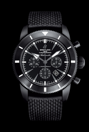 © Breitling BREITLING Chronoworks ® Mit der Superocean Héritage Chronoworks® präsentiert Breitling einen herausragenden, auf nur 100 Stück weltweit limitierten Chronografen mit optimiertem Manufaktur-kaliber Breitling 01. Die Experten des «Performance-Lab» Chronoworks®, dem „Thinktank” von Breitling, haben 5 bahnbrechende Innovationen in das Kaliber 01 integriert: Platine und Räderwerksbrücken bestehen nun aus Keramik, die Räder und auch die Hemmung sind aus Silizium, die Unruh verfügt über ein variables Trägheitsmoment und die Zahnung ist elastisch. Dank dieser 5 Maß-nahmen konnten die Chronoworks® Ingenieure die Energieeffizienz des Uhrwerks signifikant steigern und die Gangreserve um 45% von 70 Stunden auf 100 Stunden erhöhen. Das Gehäuse in schwarzer Keramik besitzt einen Sichtboden, durch den der exklusive Motor sowie die schwarze Schwingmasse bewundert werden können. Das geflochtene Kautschukarmband ist dem „Ocean Classic“ Armband aus geflochtenem Stahl nachempfunden. www.breitling.com
