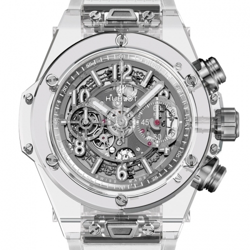 © Hublot / swisstime.ch HUBLOT Big Bang Unico Sapphire. Nach einigen absolut schwarzen und opaken Uhrenserien gibt Hublot radikal Gegensteuer und setzt auf absolute Transparenz. Lünette, Gehäuse, Boden, Gläser: die gesamte Verkleidung der Big Bang Unico Sapphire ist integral aus dem härtesten Material, das die Uhrmacherei kennt, aus Saphir. Es ist so hart, dass es sich nur mit Diamant und sich selber bearbeiten lässt. Man kann sich also die Schwierigkeit vorstellen, ein Gehäuse zu fabrizieren. Hunderte von Arbeitsstunden sind dafür nötig. Ganz besonders für die komplexen Formen der Big Bang. Das Manufakturkaliber UNICO war noch nie so gut sichtbar wie unter dem aus allen Winkeln durchsichtigen Zifferblatt. Die in einer limitierten Serie von 500 Stück aufgelegte Uhr öffnet eine neue Ära für die Saphirgehäuse. www.hublot.com