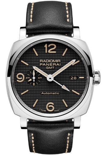 © Panerai PANERAI Radiomir 1940. Durch die Aufnahme vier neuer Modelle in seine Radiomir 1940 Kollektion bietet Officine Panerai Uhrenliebhabern künftig nicht nur eine größere Auswahl an Ziffer-blattdesigns, sondern insbesondere auch neue technische Funktionen. Vollständig in der Manufaktur von Panerai in Neuchâtel entwickelt und hergestellt, erweitern die Automatikkaliber P.4001 und P.4002 das Funktionsspektrum der Radiomir 1940 3 Days GMT Automatic Acciaio bzw. der Radiomir 1940 3 Days GMT Power Reserve Automatic Acciaio. www.panerai.com