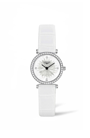 © Longines LONGINES La Grande Classique. Wenn Eleganz sich in sanfte Farben kleidet. La Grande Classique de Longines verkörpert die umfassende ästhetische Tradition der Marke mit der geflügelten Sanduhr: Die klassische Eleganz ihres schlanken Profils macht sie zu einer wahrhaftig zeitlosen Kollektion. Nun verleiht Longines dieser bekannten Produktlinie mit neuen Farben noch mehr Raffinesse www.longines.com