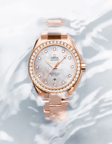 © Omega OMEGA GLOBEMASTER Seamaster Aqua Terra. Die Kollektion bietet jenen Damen, die eine große Auswahl bevorzugen, mit ihren unterschiedlichen Größen, Materialien und Farbkombinationen eine große Vielfalt an Modellen an. Die Gehäuse sind in den Größen 38,5mm oder 34mm erhältlich. Als Materialien stehen 18 Karat Rotgold für die 38,5mm Modelle bzw. 18 Karat Sedna™Gold für die 34mm-Uhren sowie 18 Karat Gelbgold, Edelstahl oder Stahl-Gold Kombinationen zur Auswahl. Die Zifferblätter bestehen entweder aus weißem oder Tahiti Perlmutt und verfügen über Diamanten, die als Stundenmarkierungen fungieren. Die Datumsanzeige ist bei 6 Uhr platziert. Diamanten zieren ebenfalls die Lünetten zahlreicher Modelle und sorgen so für zusätzlichen Glanz. Der Look einer jeden Uhr wird schließlich durch ein Metall- oder Lederarmband komplettiert. Vor allem jene Aqua Terra Ladies Zeitmesser mit hellem Perlmutt-Zifferblatt sind perfekte Accessoires für die luftigen Sommer-Looks der Saison 2016. www.omegawatches.com