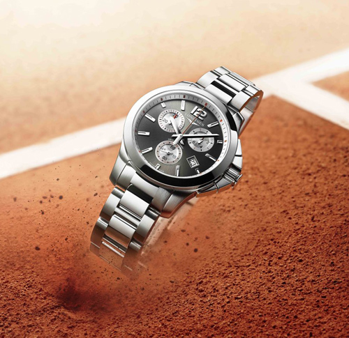 © Longines LONGINES Conquest Roland Garros. Zum 10. Jubiläum ihrer Partnerschaft mit Roland Garros widmet die Schweizer Uhrenmarke Longines den weiblichen Tennisfans ein Damenmodell, das eigens zu Ehren des renommierten Pariser Sandplatzturniers kreiert worden ist. Der neue Chronograph Conquest Roland Garros wendet sich an alle sportlichen Frauen, die einen dynamischen, leistungsstarken und gleichzeitig eleganten Zeitmesser tragen möchten – wie Stefanie Graf, Longines Botschafterin der Eleganz und sechsmalige Gewinnerin der French Open, die engagiert an der Entwicklung der Uhr beteiligt war. www.longines.com