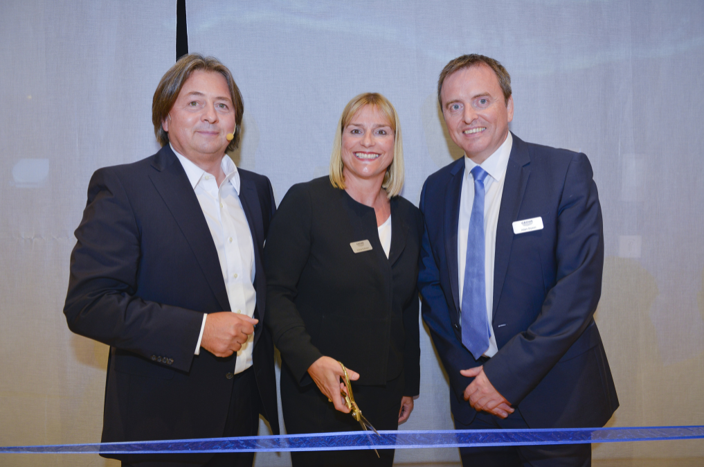 Feierliche Eröffnung: Andrea Bußmann, Regional Vice President Central Europe (Mitte) und Adam Bryson, Chief Financial Officer der GROHE AG (Rechts)