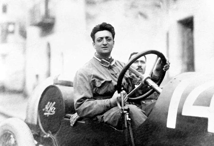 Enzo Ferrari 1920 mit einem Alfa Romeo 20-40 HP © Ferrari SpA / Foto Strazza, beigestellt