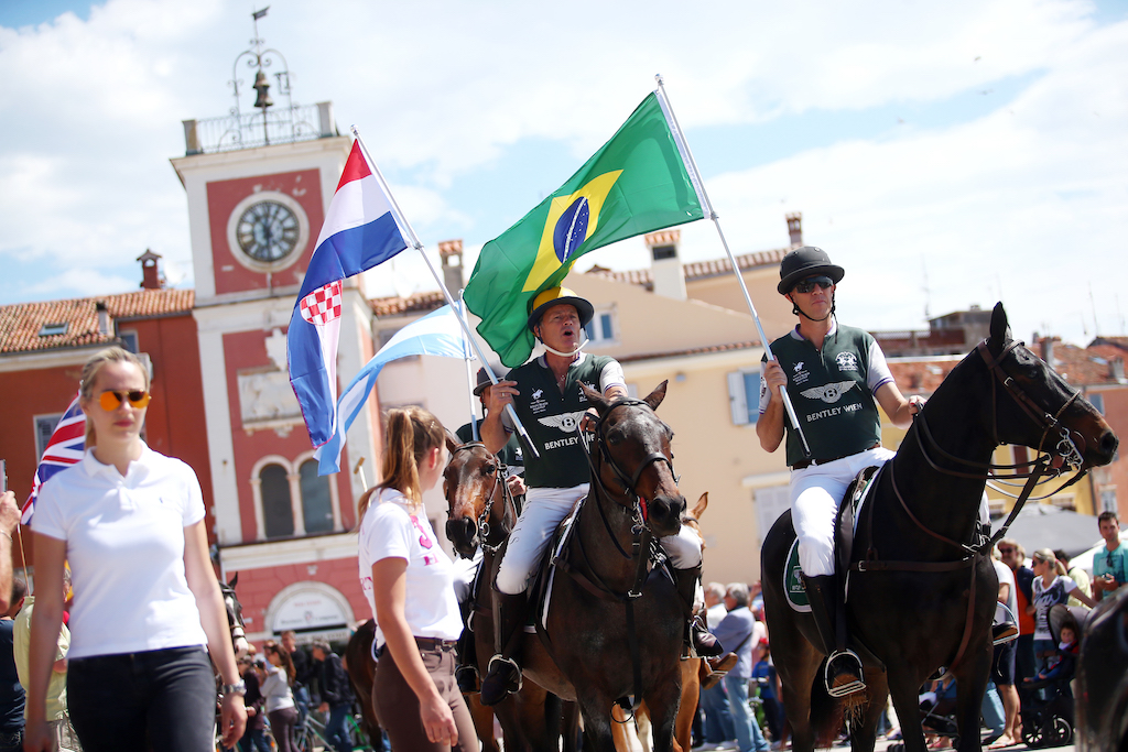 Polo parade from arena to town center Kopie.jpg