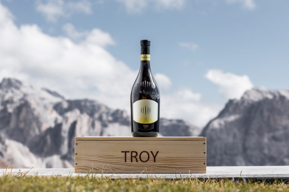 Mit Troy präsentiert die Kellerei Tramin einen unverwechselbaren alpinen Wein, von klarer Südtiroler Herkunft. © A. Huber