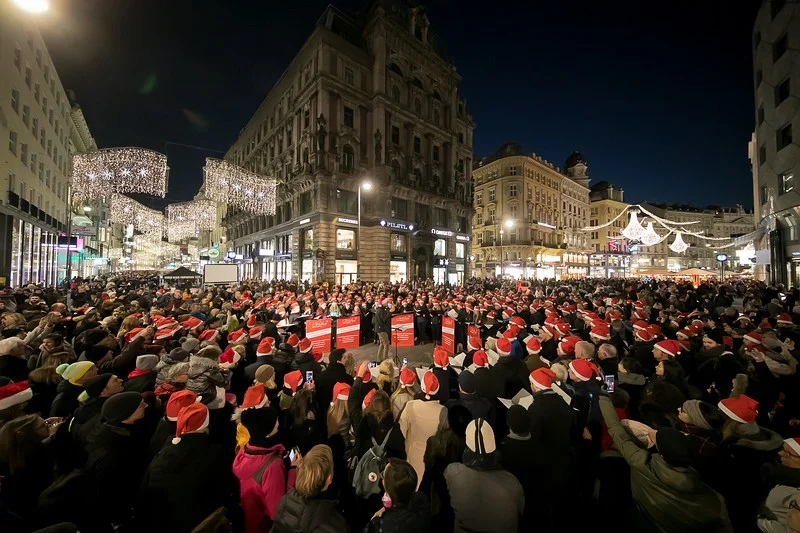 Ein tolles Bild: Tausende rote Weihnachtsmützen in der gesamten Wiener Innenstadt. Fotos: Harald Klemm