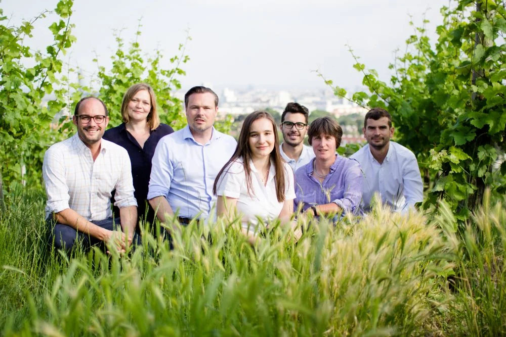 Fantastisches Team: Ein Erfolgsfaktor von Mayer am Pfarrplatz ist die eingeschworene Truppe, die gemeinsam versucht, das Beste aus den Wiener Weinbergslagen herauszuholen. V.r.n.l.: Paul Kiefer, Bettina Fischer, Gerhard Lobner, Melissa Schilfrohrhauser, Leandro Linzitto, Barbara Wimmer, Dragos Pavelescu. © Mayer am Pfarrplatz