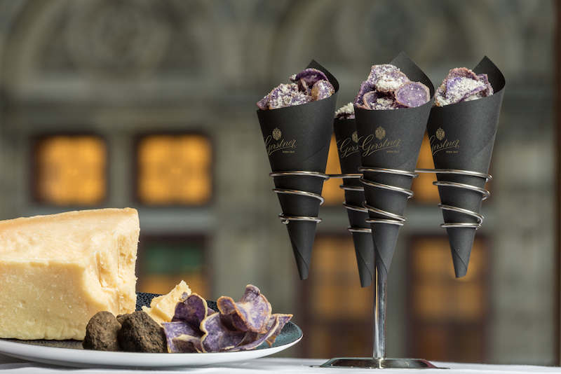getrüffelte Chips von der Violetta mit Parmesanhobel im Stanitzel zum Mitnehmen