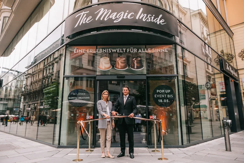 Nina Meusburger, Marketing Direktorin von Nespresso Österreich und Alessandro Piccinini, CEO Nespresso Österreich eröffnen "The Magic Inside" auf der Kärntner Straße