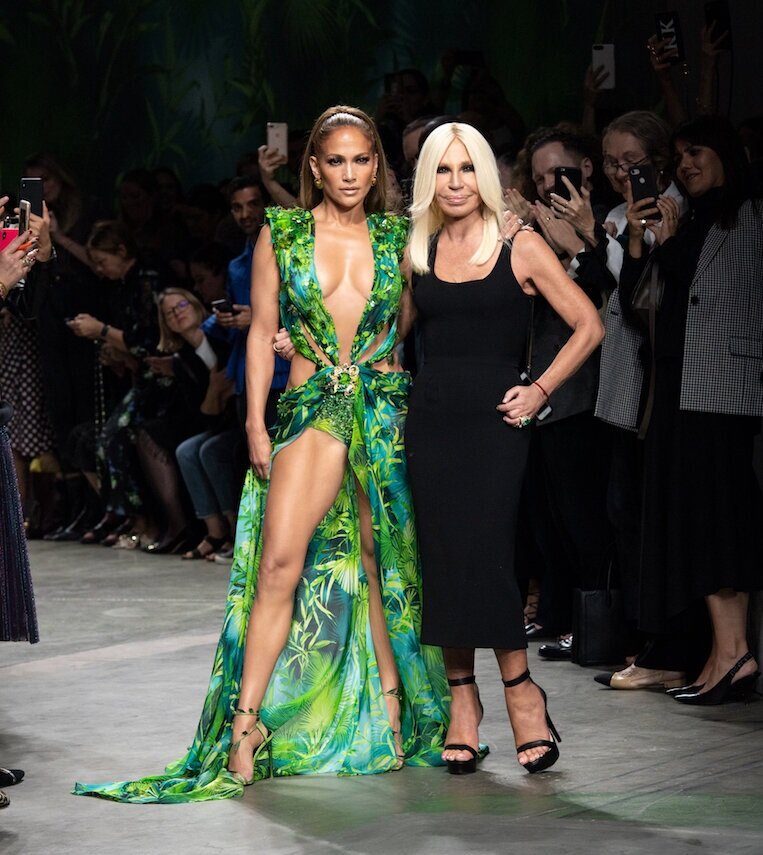 Jeniffer Lopez und Donatella Versace mit dem Kult Dschungel-Dress. © Carlo Scarpato/SGP | Fotos Versace Kollektion: © Versace