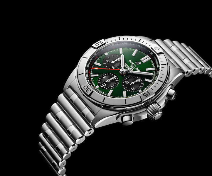 08_chronomat-b01-42-bentley-with-a-green-dial-and-black-contrasting-chronograph-counters.jpg