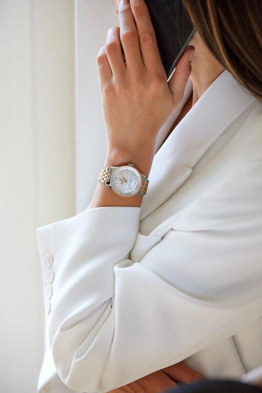 14_female-model-wearing-the-two-tone-navitimer-automatic-35-with-a-white-mother-of-pearl-dial-with-diamond-hour-markers-and-an-18-k-red-gold-bezel-1.jpg