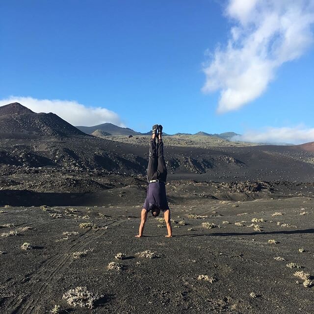 #tbt To self imposed social distancing and isolation in La Palma. Great memories. Stay positive everyone. 
#injurytherapypro #handstand
#handbalance #calisthenics #lapalma #canaryislands #stayhome #socialdistancing #escapism #staypositive #throwbackt