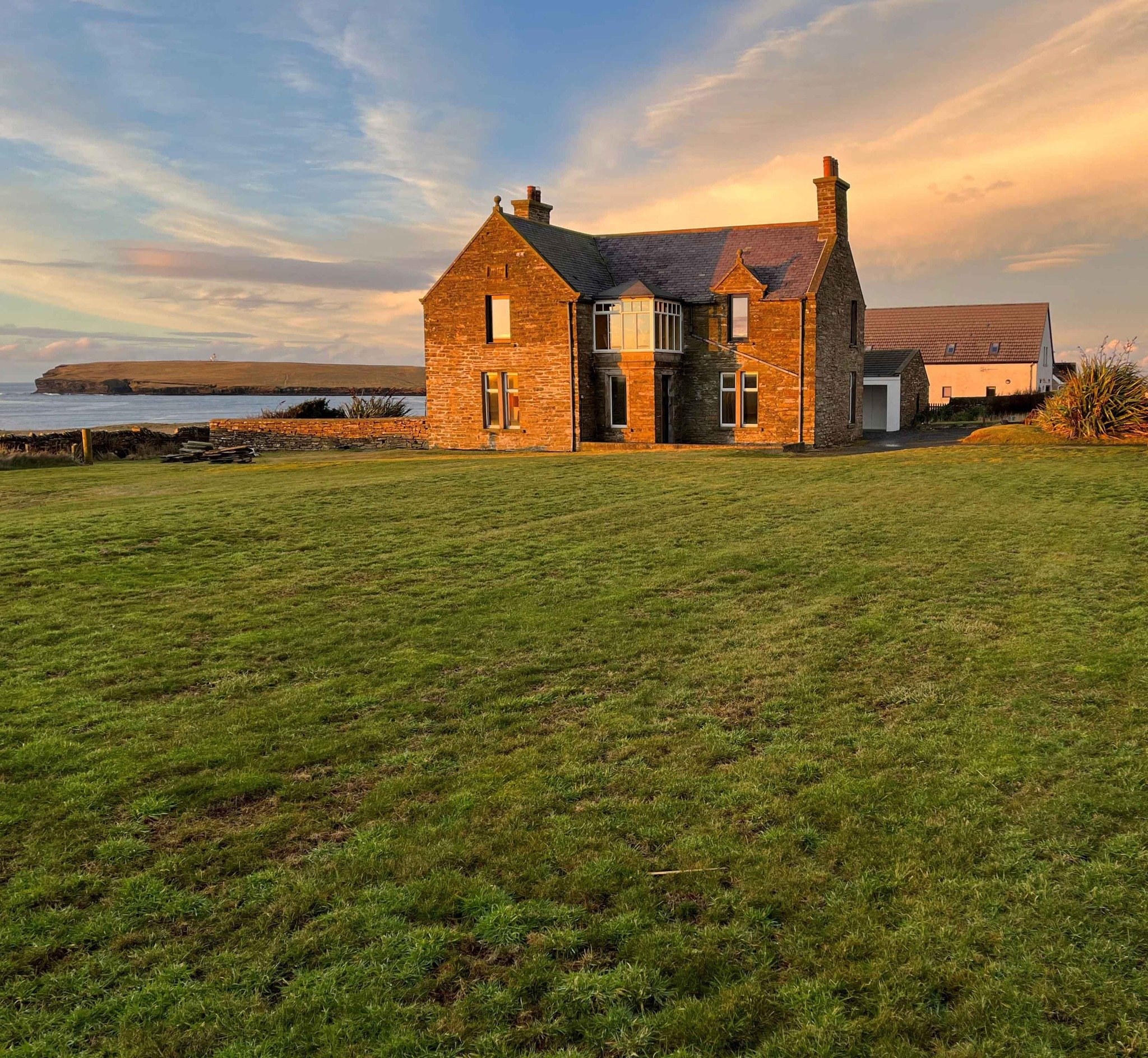 We are delighted to be working with @visualartsscotland  and @barnsgraham  on their artists residency opportunity in Orkney.
The residency  will offer a VAS member the chance to spend a month at Linkshouse  in Birsay, in May 2026 to develop their ide