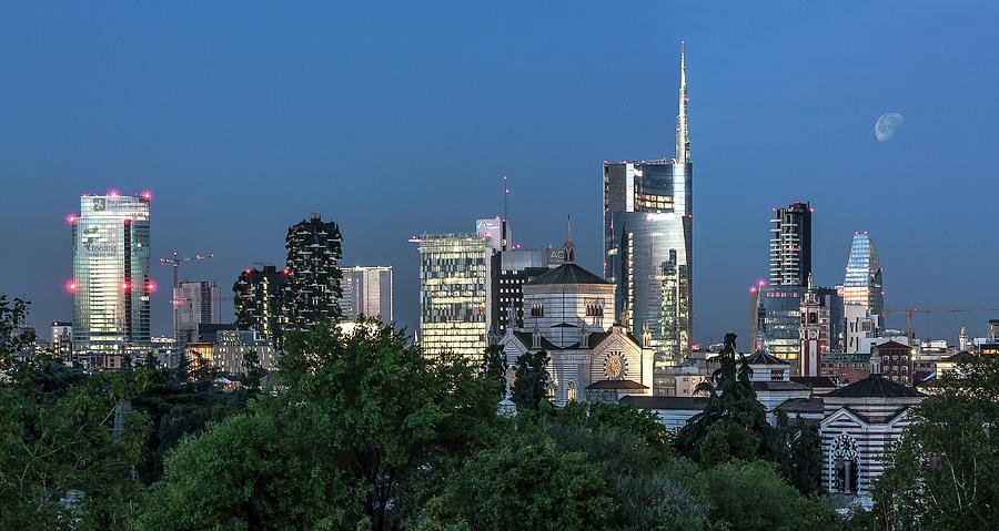 milan-skyline-by-night-italy.jpg