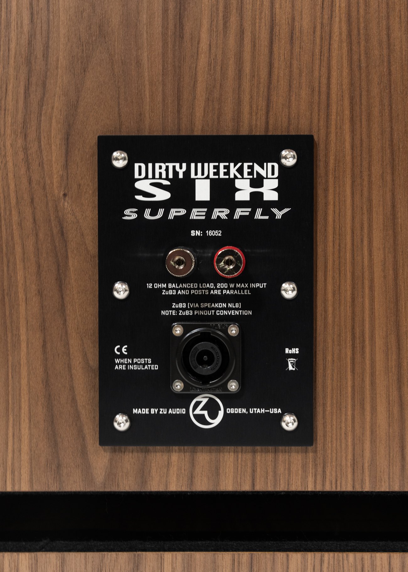 Closeup photo of Zu DW-6 Superfly nameplate and connections.