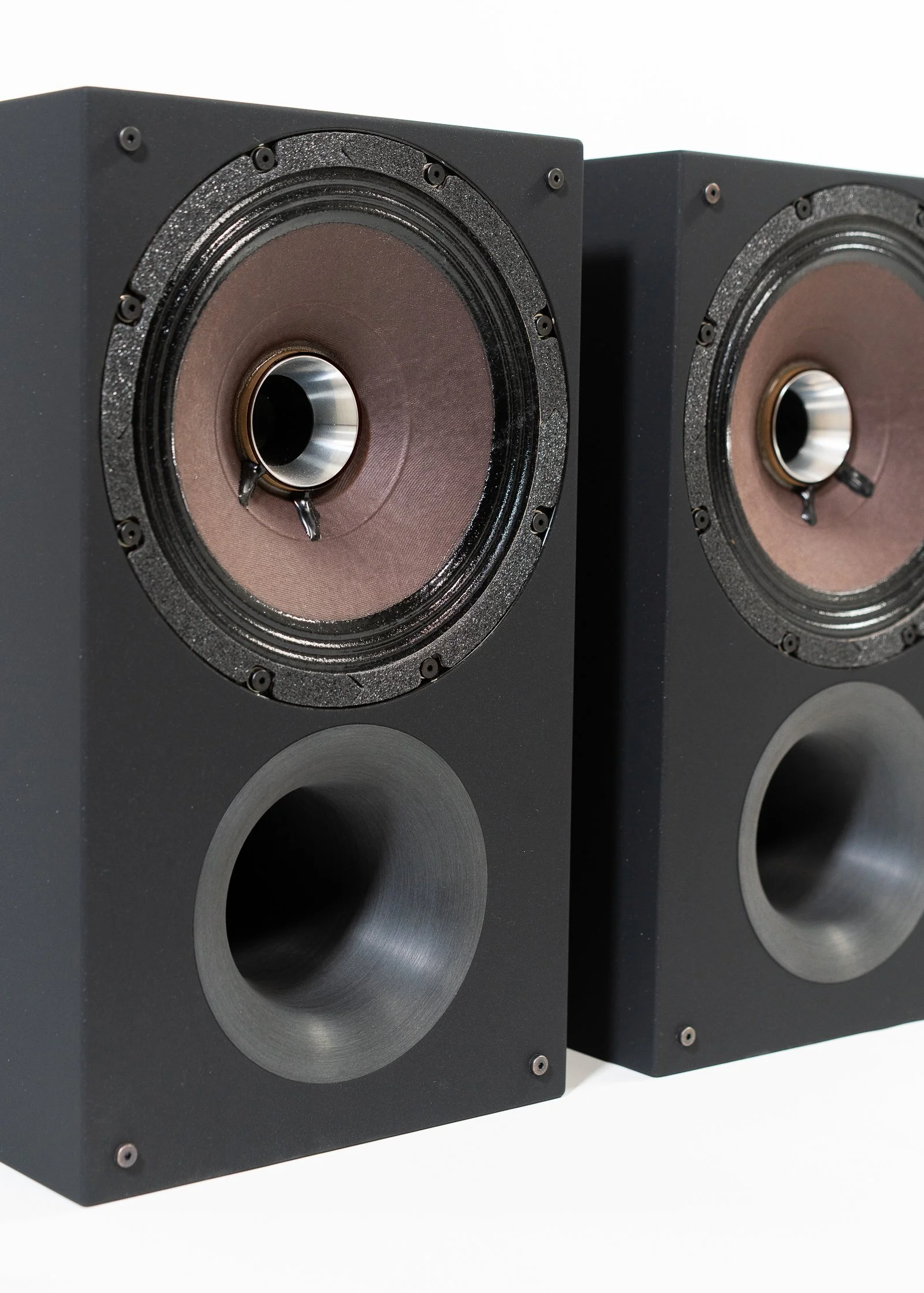 Closeup photo of Zu Audio Method Bookshelf speaker finished in black starlight.