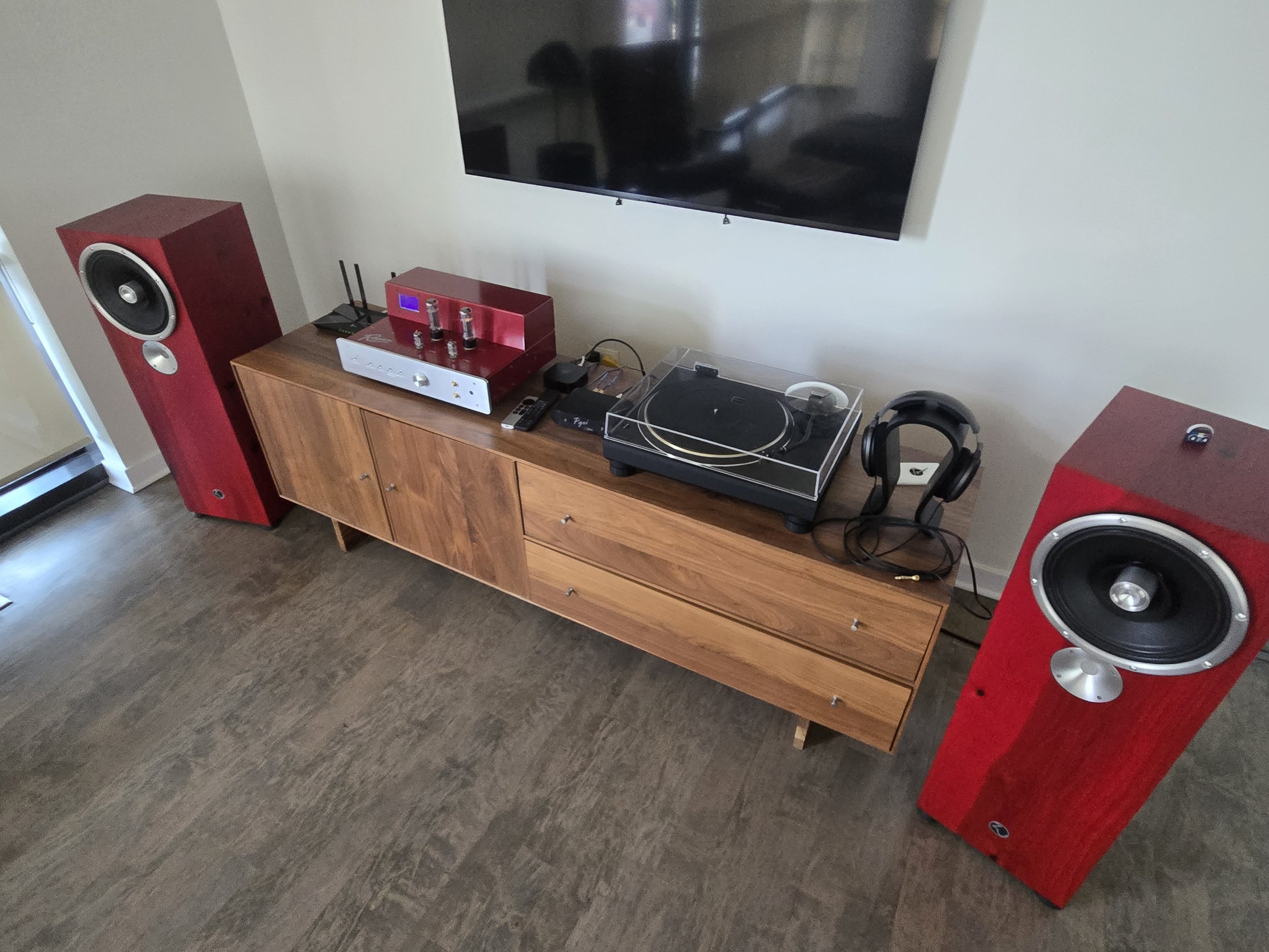 Supported by Roger's High Fidelity 65V-2  using Telefunken NOS EL34 preamp tubes, Sota Pyxi phono preamp, Technics SL-1300G turntable with Hana ML moving coil cartridge.

The Zu speakers sing with new found low end with the Telefunken tubes!