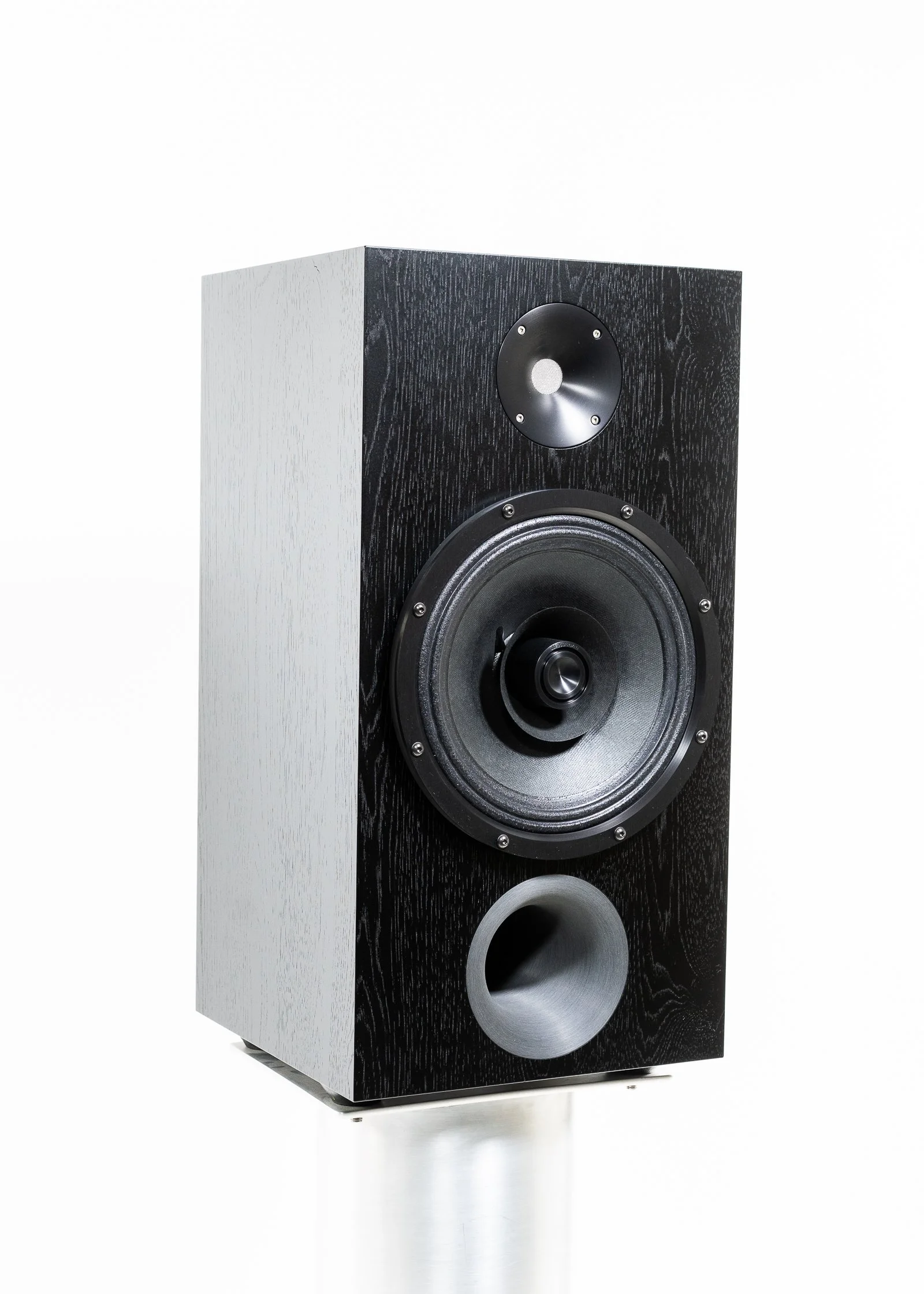 Isometric view photo of Zu DWX-Superfly Single finished in black hickory and trimmed in black anodized hardware.