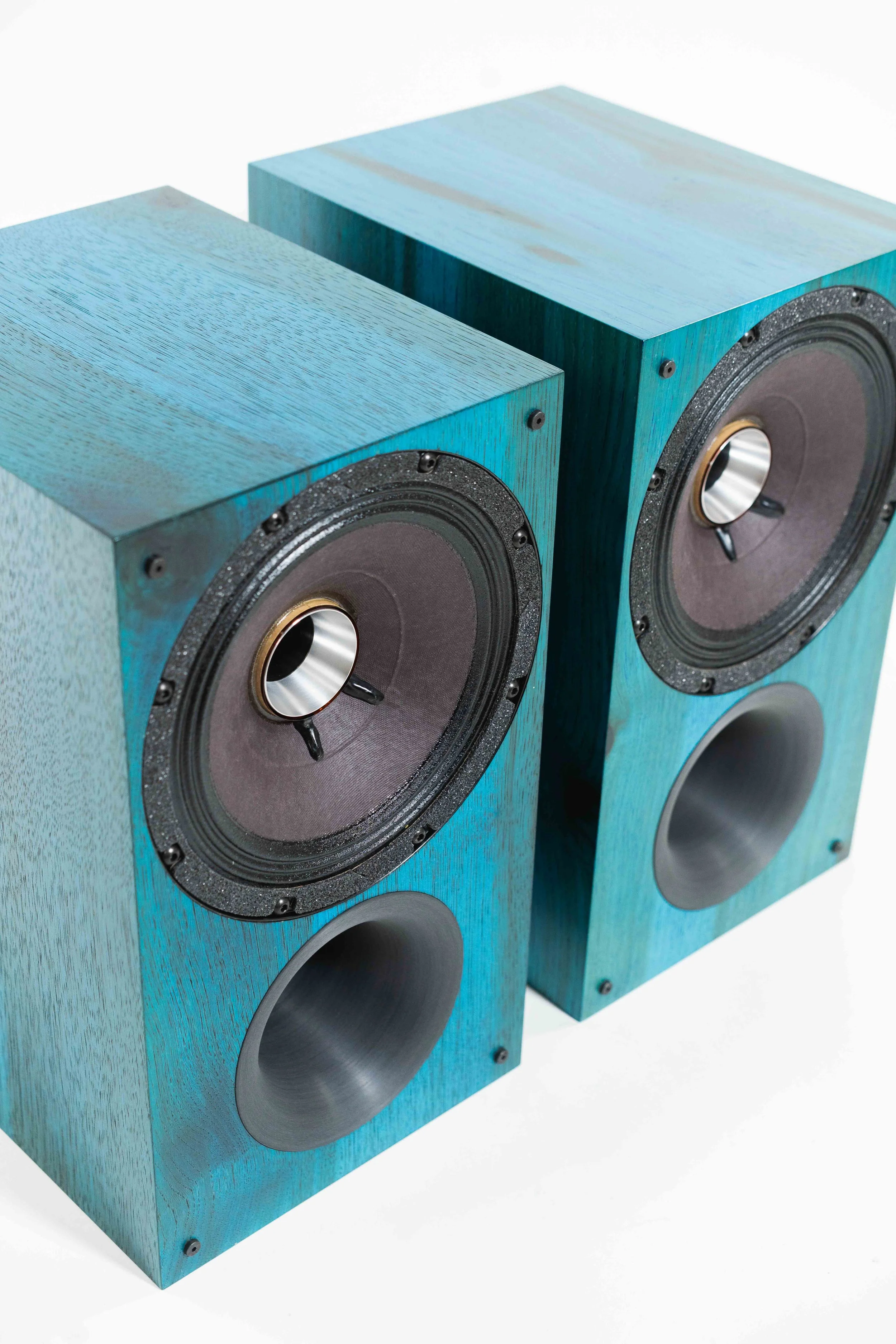Closeup photo of Zu Method Bookshelf speaker finished in tri-coat blue-teal candy over hickory.