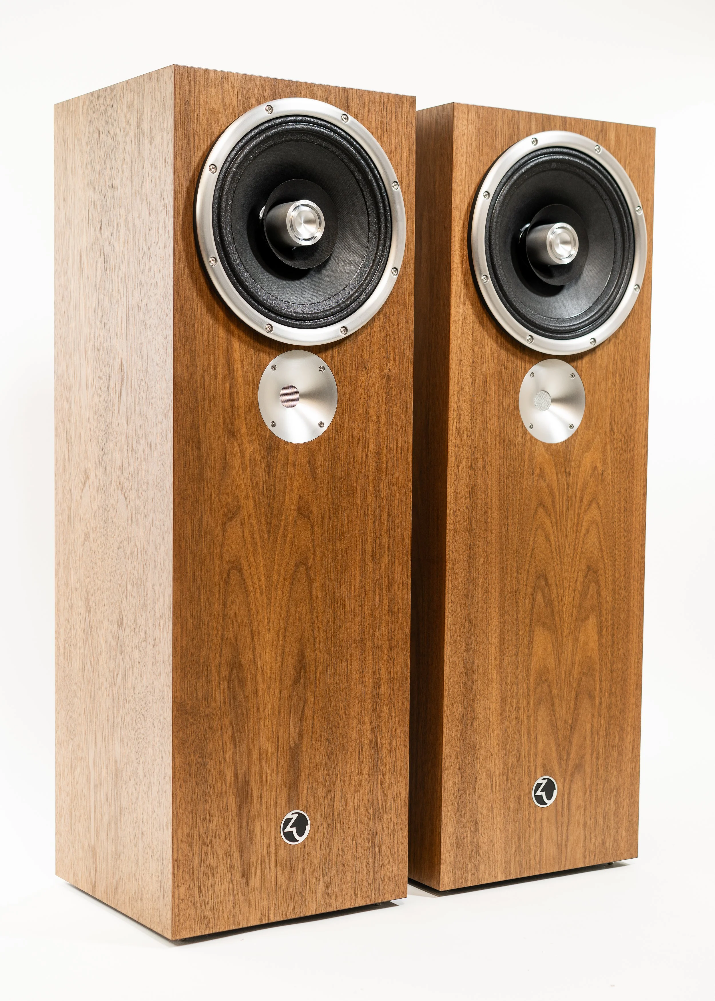 Isometric view of Zu DW6 Supreme finished in American walnut.