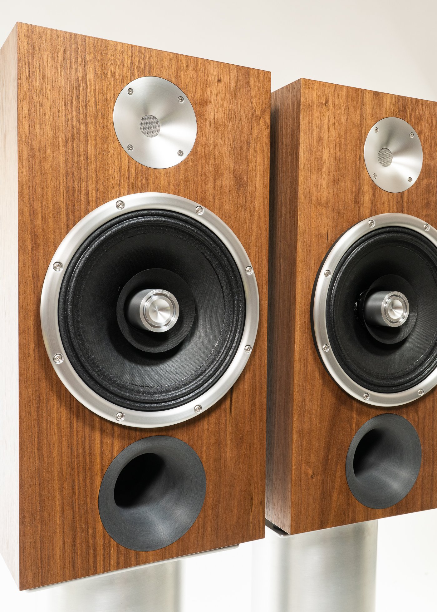 Closeup photo of Zu DWX (standard) finished in American walnut.