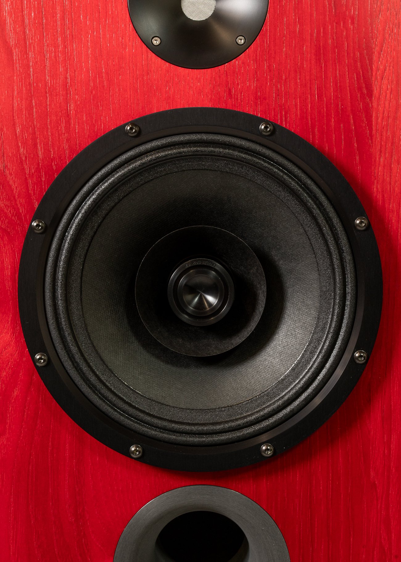 Closeup photo of Zu DWX Supreme finished ruby red hickory.