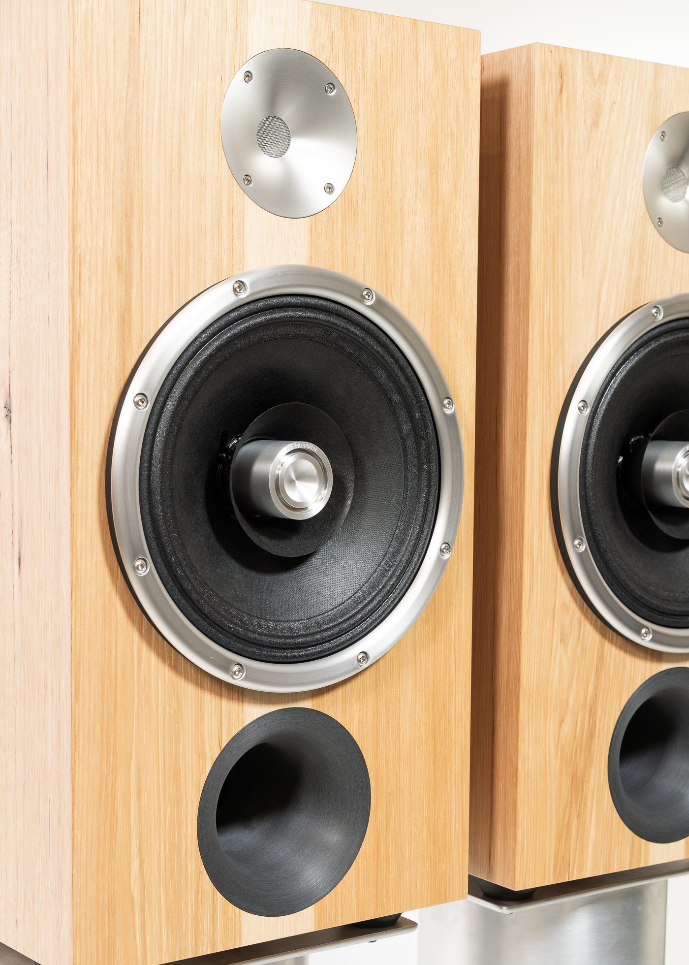 Closeup isometric view photo of Zu DWX (standard) matched pair finished in rustic hickory.